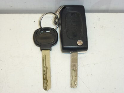 Schakelkast, deurslot en twee Citroën Peugeot 4162EQ sleutels