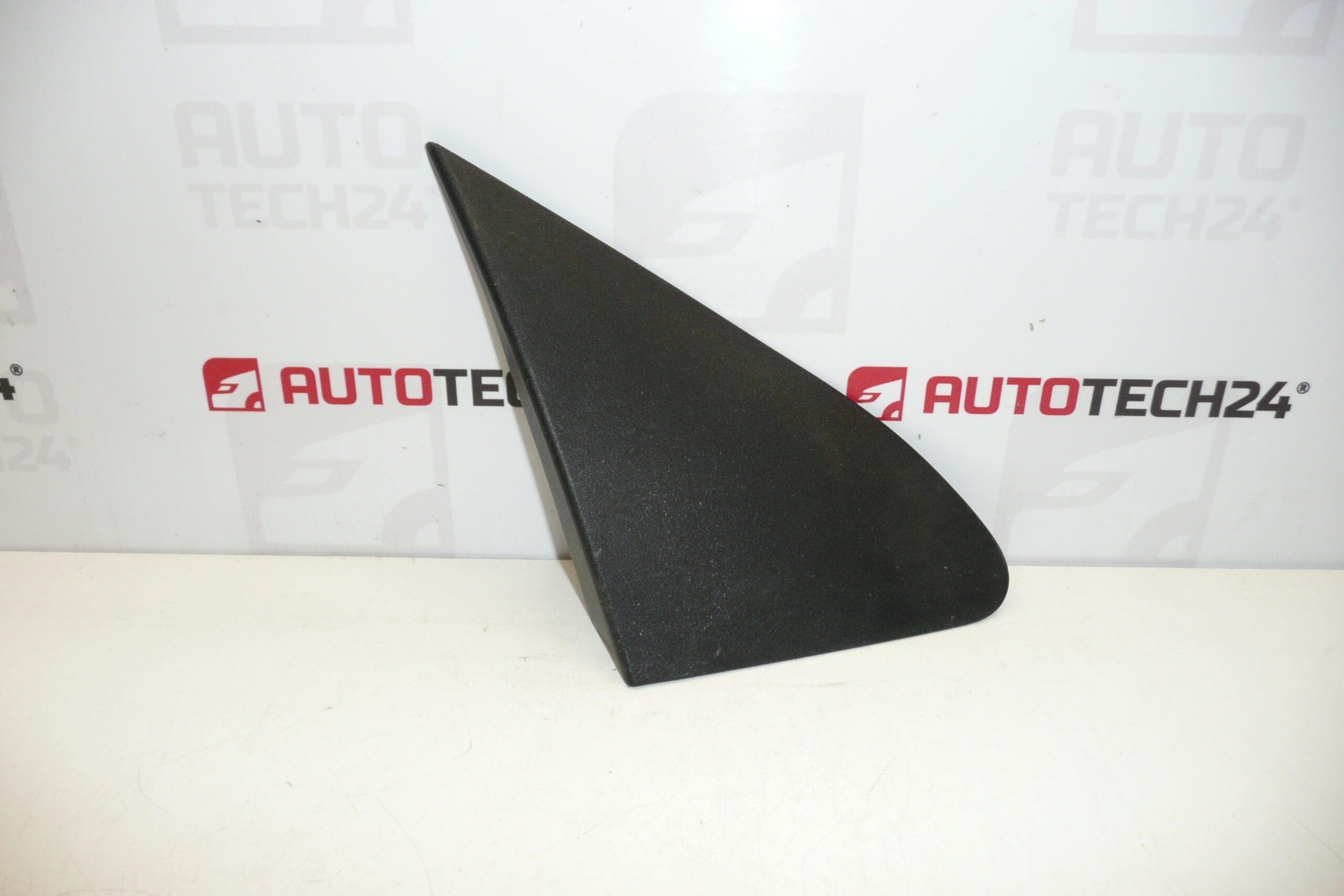 Afdekking rechter spatbord bij buitenspiegel Citroën C1 Peugeot 107 60117-0H020 8120Q7