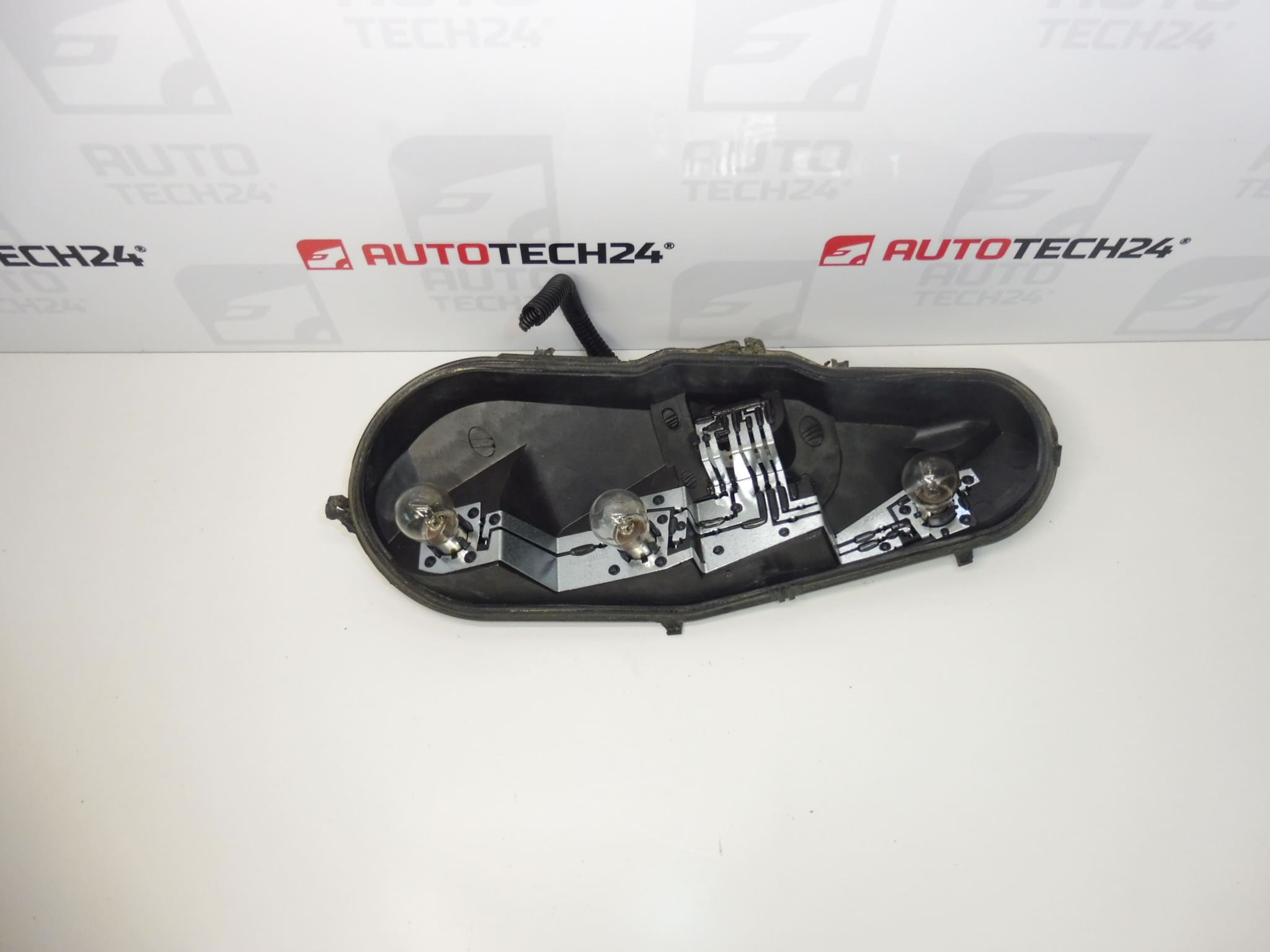 Lamphouder voor het rechter achterlicht Citroën C1 Peugeot 107 1607990780